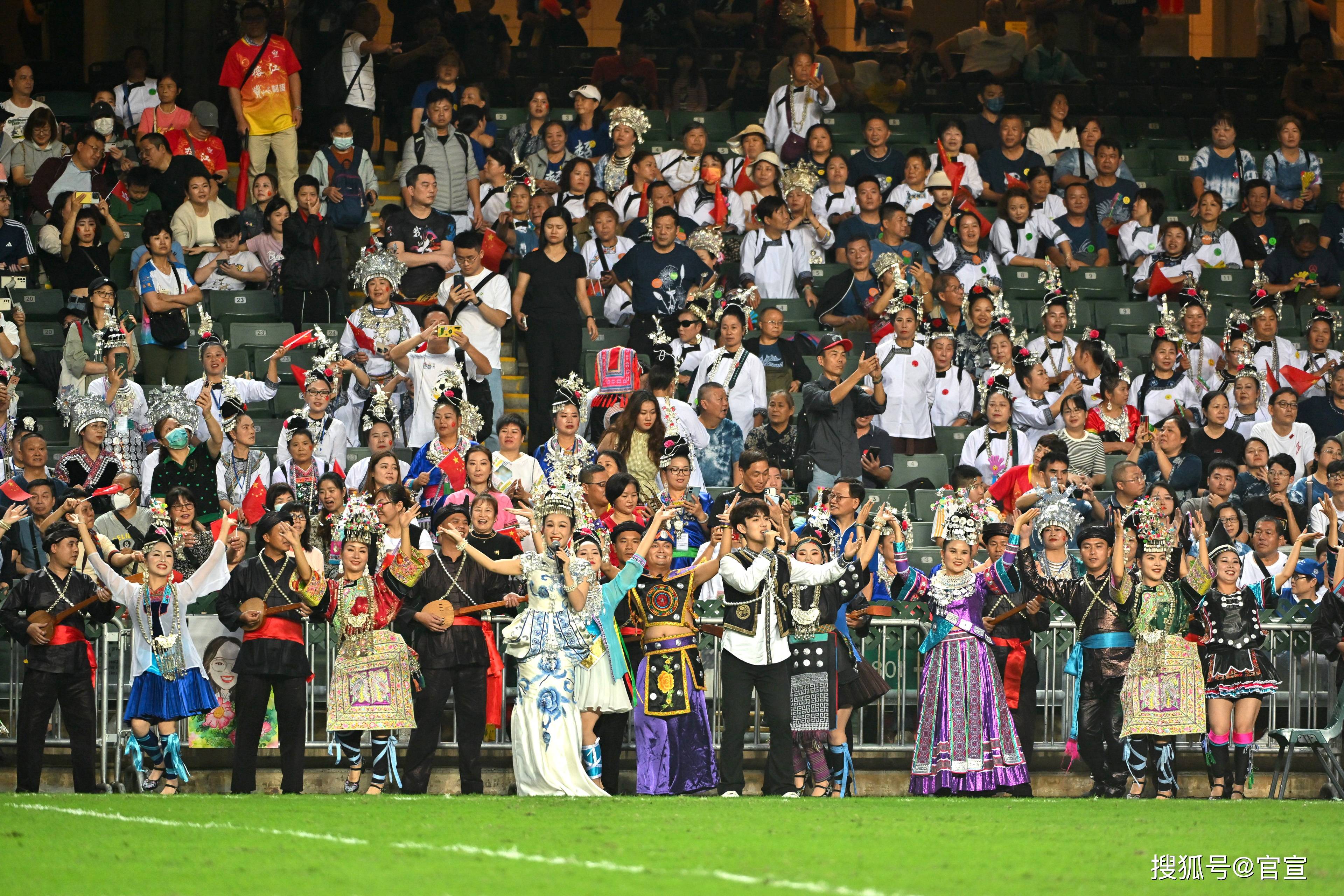 半岛体育平台官网-激动比赛场面吸引广大观众尖叫欢呼