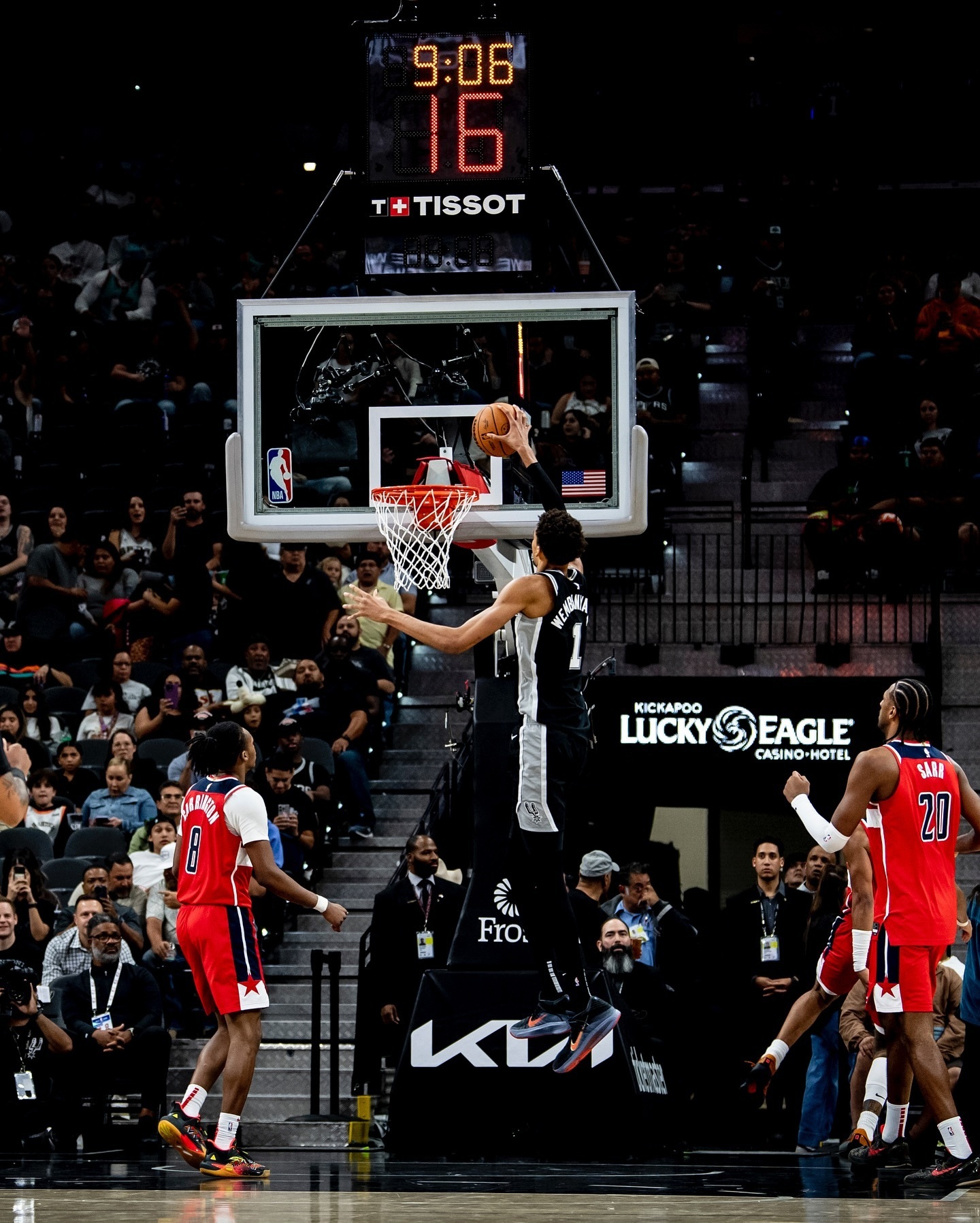 半岛体育官网登录-关于马刺击败凯尔特人取胜，白边分篮板激情对抗的信息