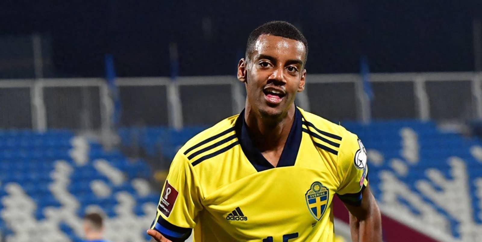 半岛官方体育登录入口-瑞典队挑战成功，晋级国际足球赛半决赛